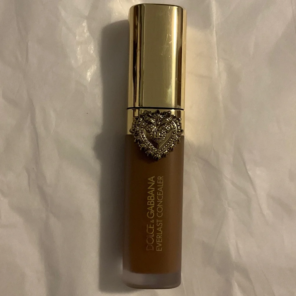 Dolce and Gabbana Everlast concealer in 38 deep